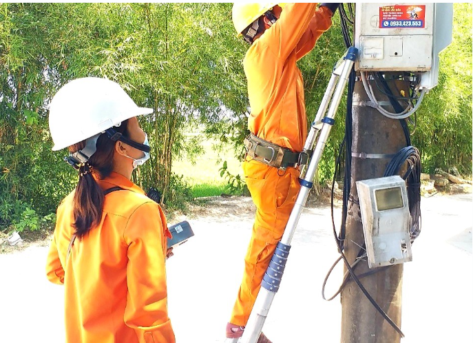 Bài thơ: Em là thợ điện vùng cao